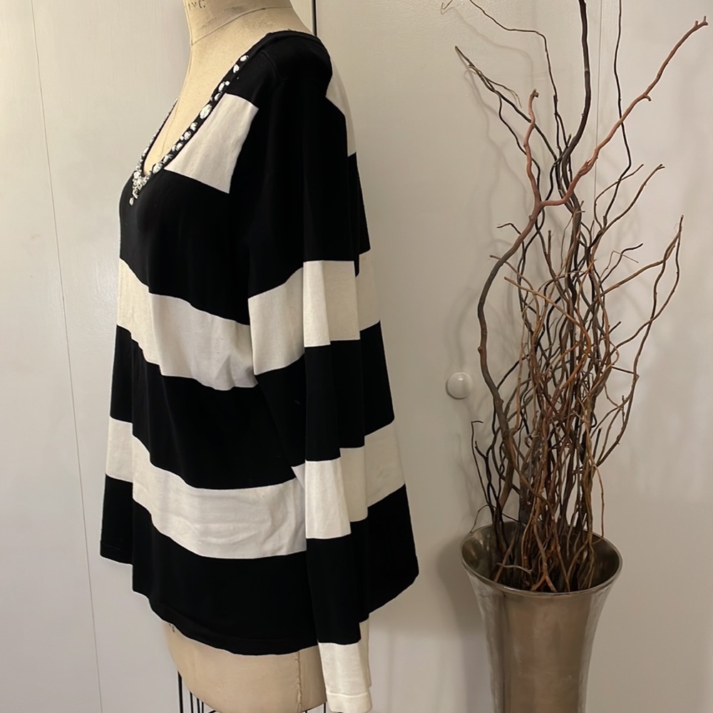 Black and white stripe long sleeve V-neck jeweled lightweight sweater - Picture 4 of 6